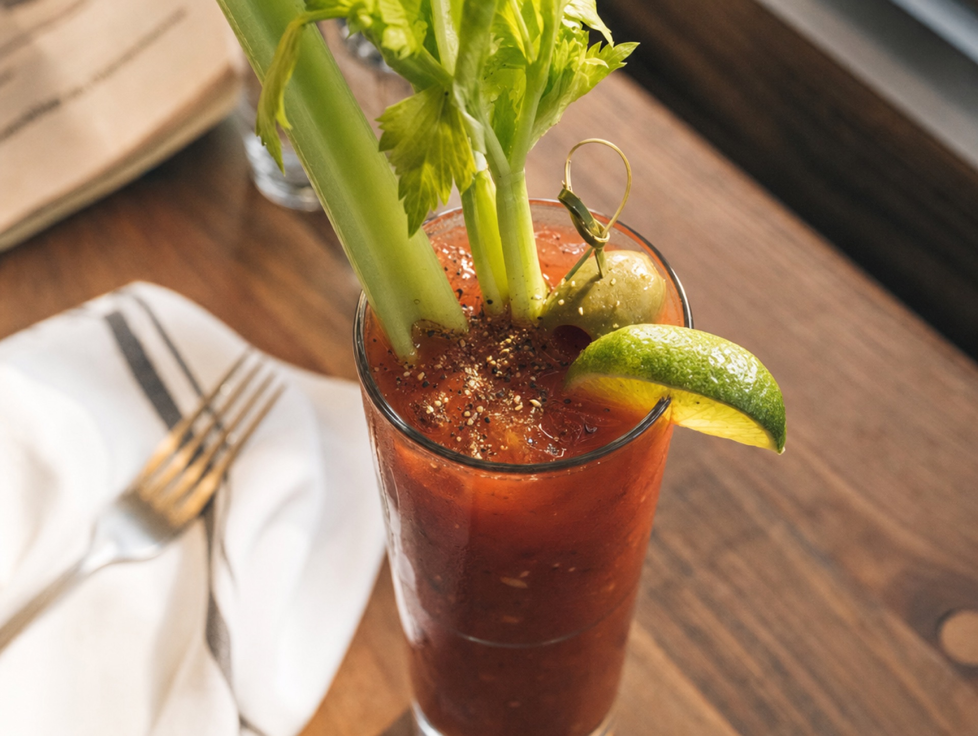 Bloody Maria von oben mit Sellerie und Olive auf dem Brunch-Tisch