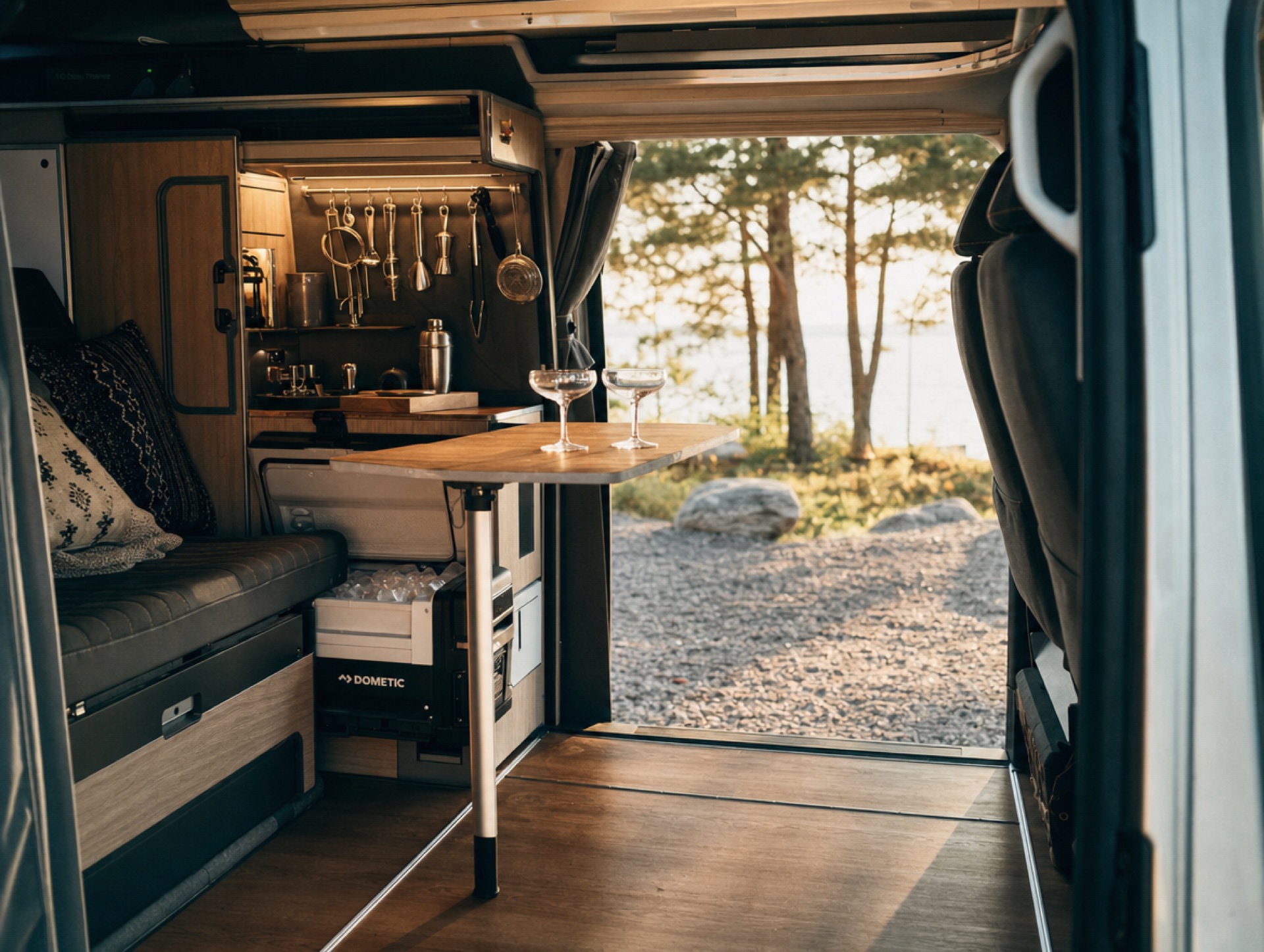Innenraum eines VW T6 California mit Cocktail-Setup und Werkzeugbar