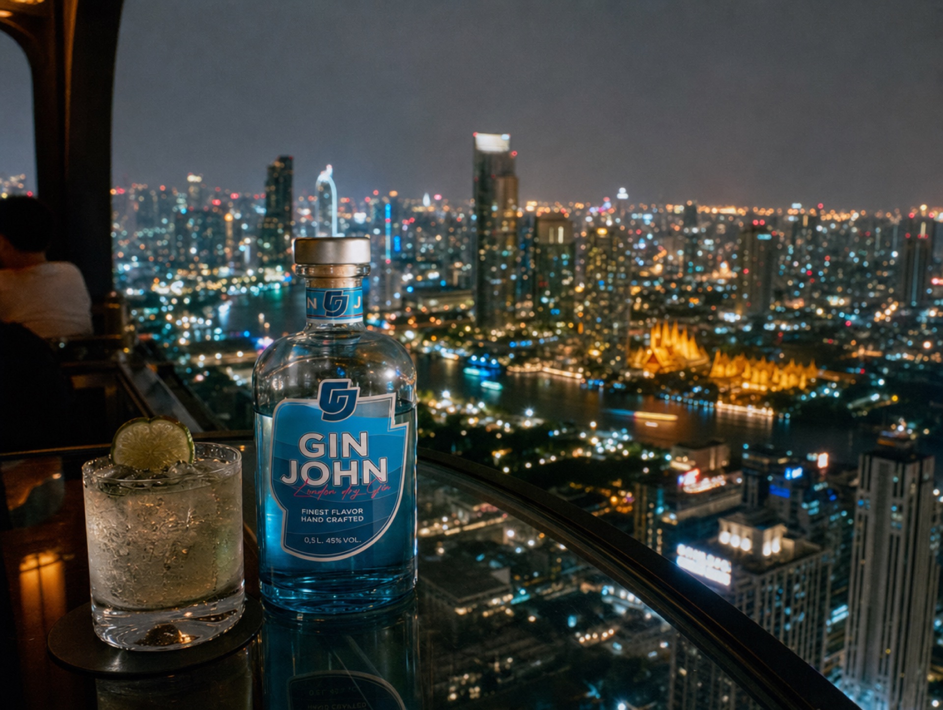 Bangkok Sky Bar 60. Stock mit Gin John und neonbeleuchteter Skyline