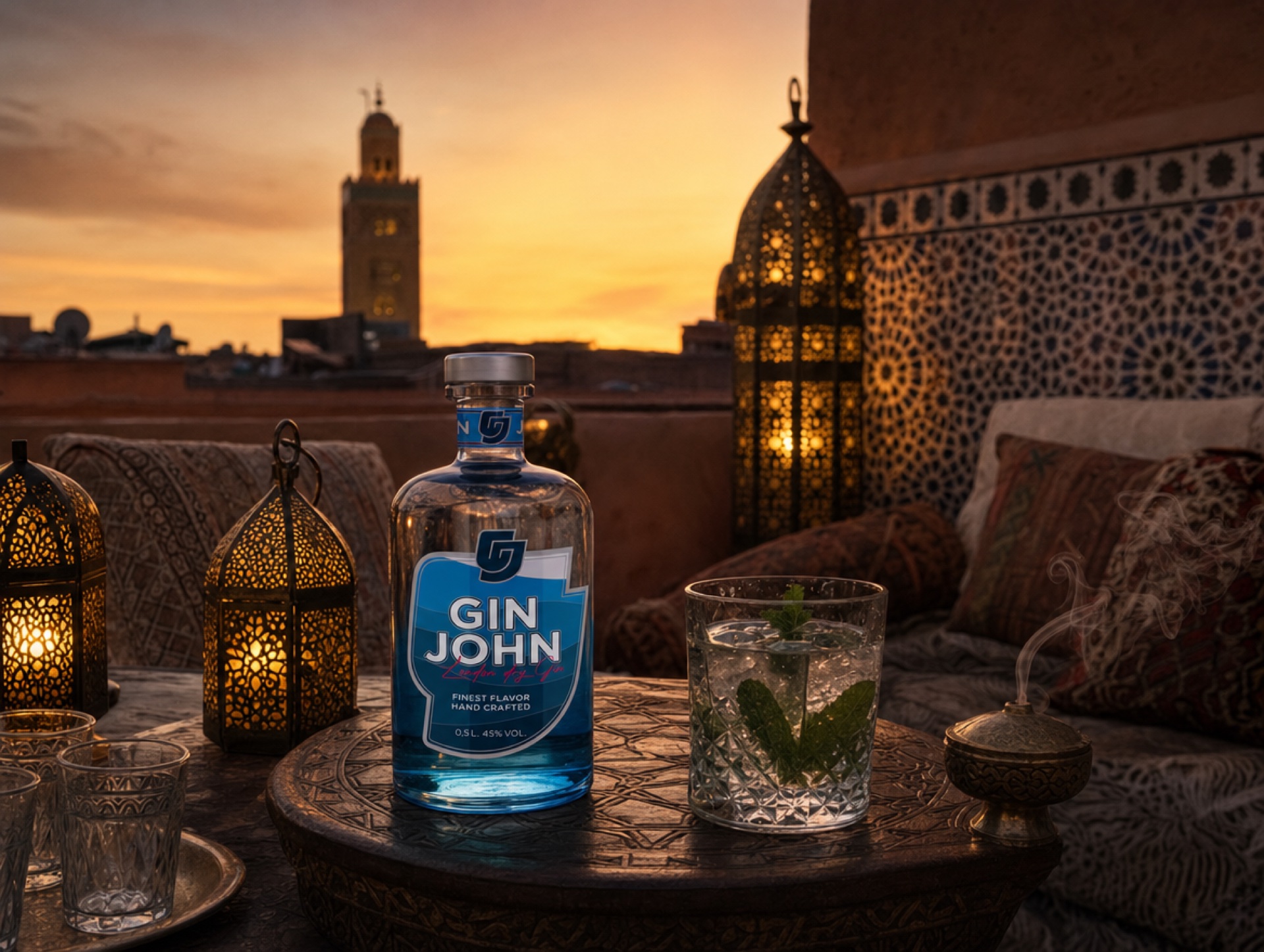 Marrakesh Riad-Terrasse mit Gin John und Brass-Laternen im Abendrot