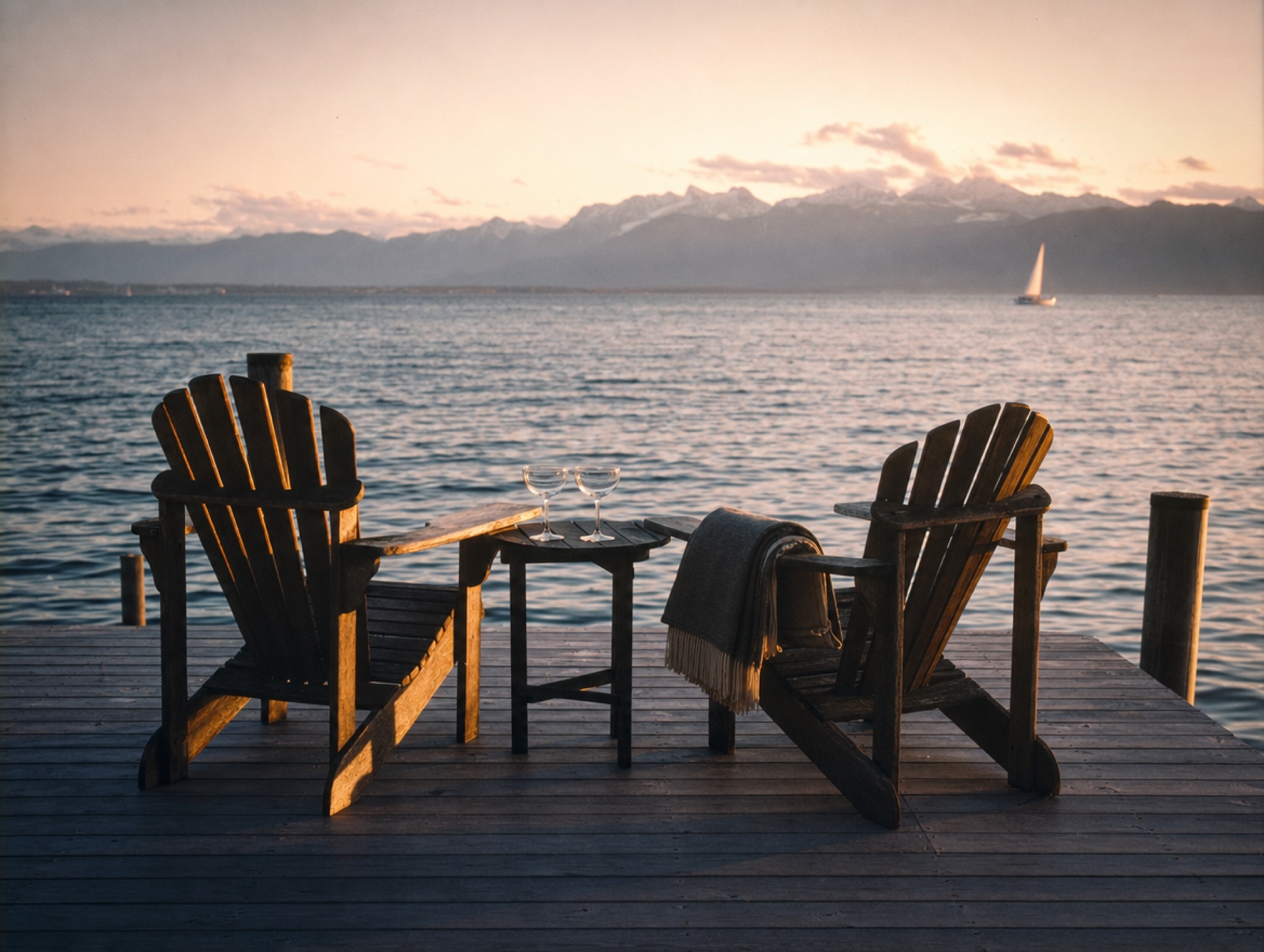 Holzsteg am Bodensee bei Sonnenuntergang mit Adirondack-Stühlen