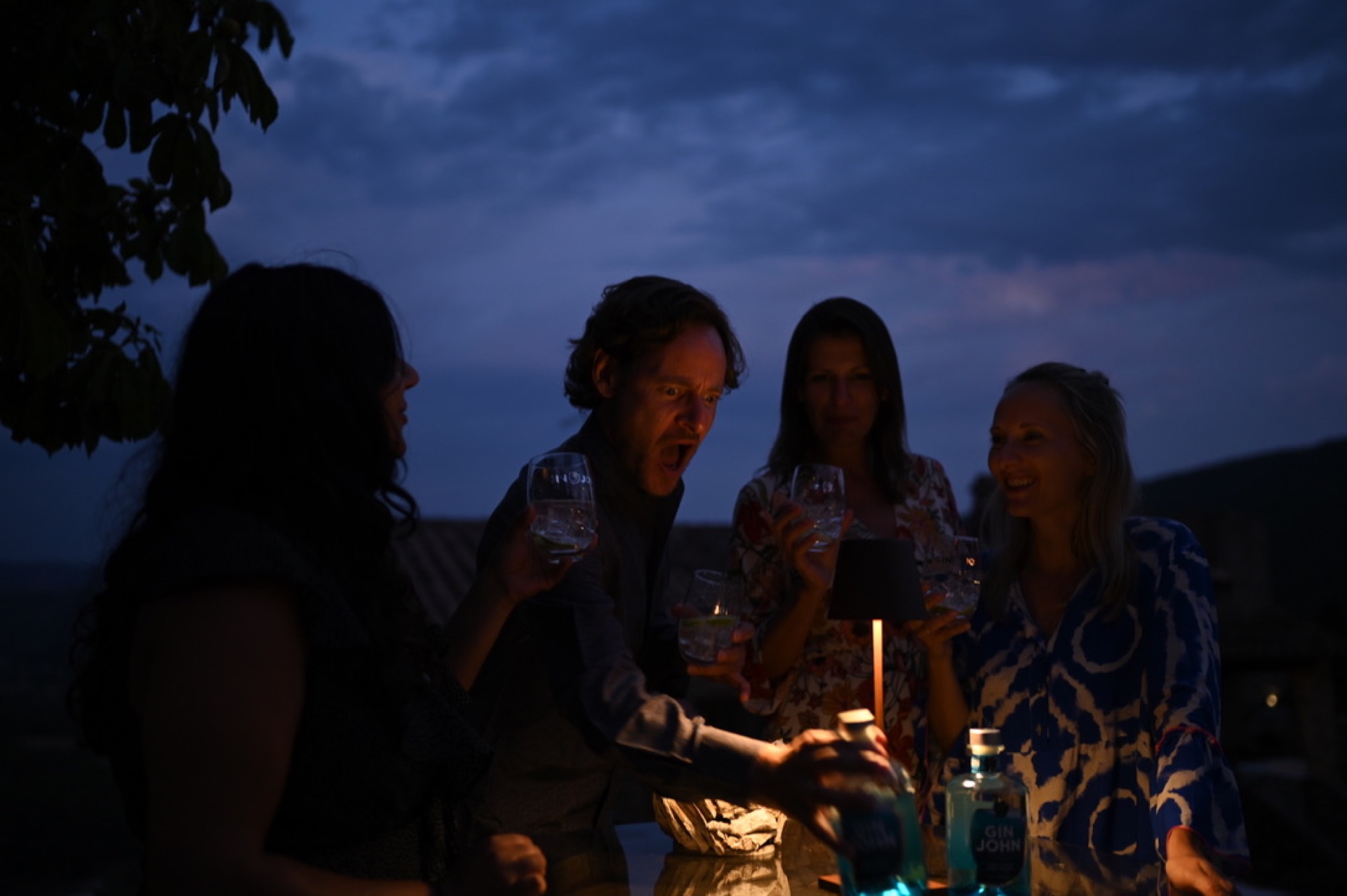 Vier Freunde mit Gin Tonics auf einer Toskana-Terrasse