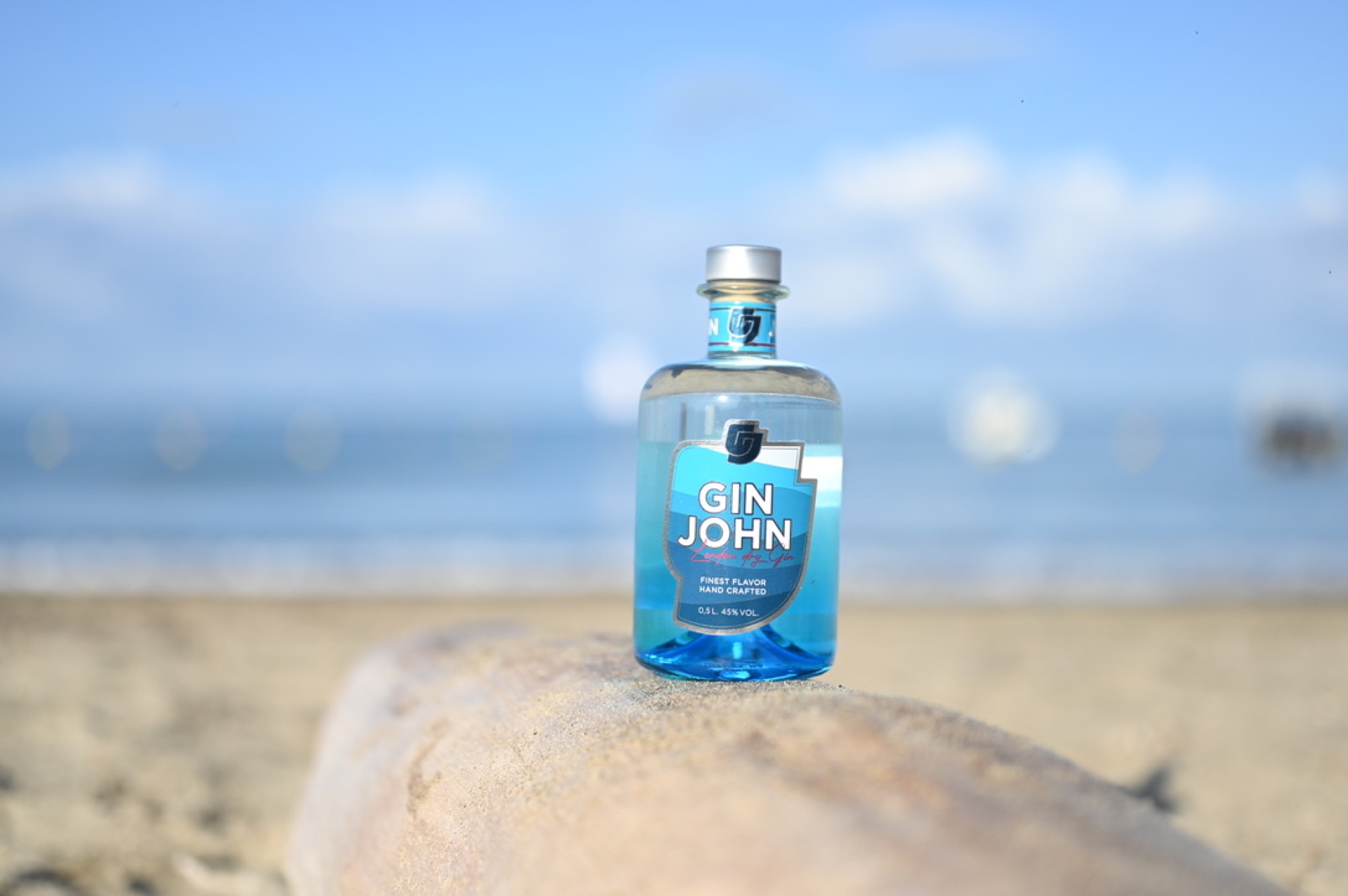 Gin John Flasche im Sonnenuntergang am Strand von Marina di Venezia
