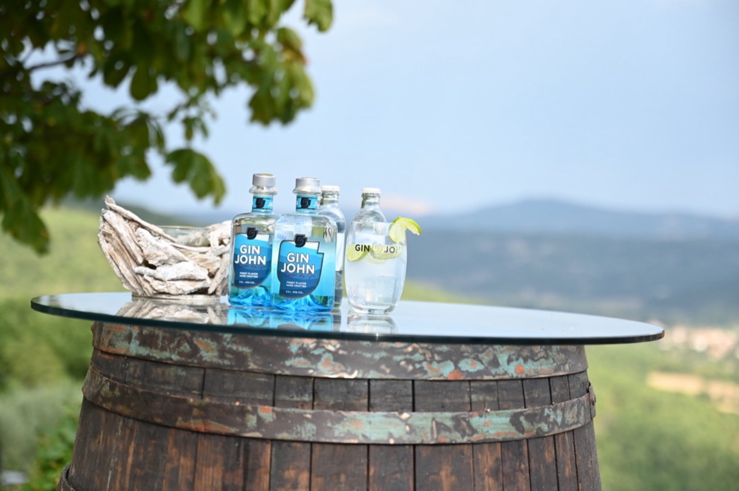 Gin John auf einem Boot mit Glas und Wasser im Hintergrund