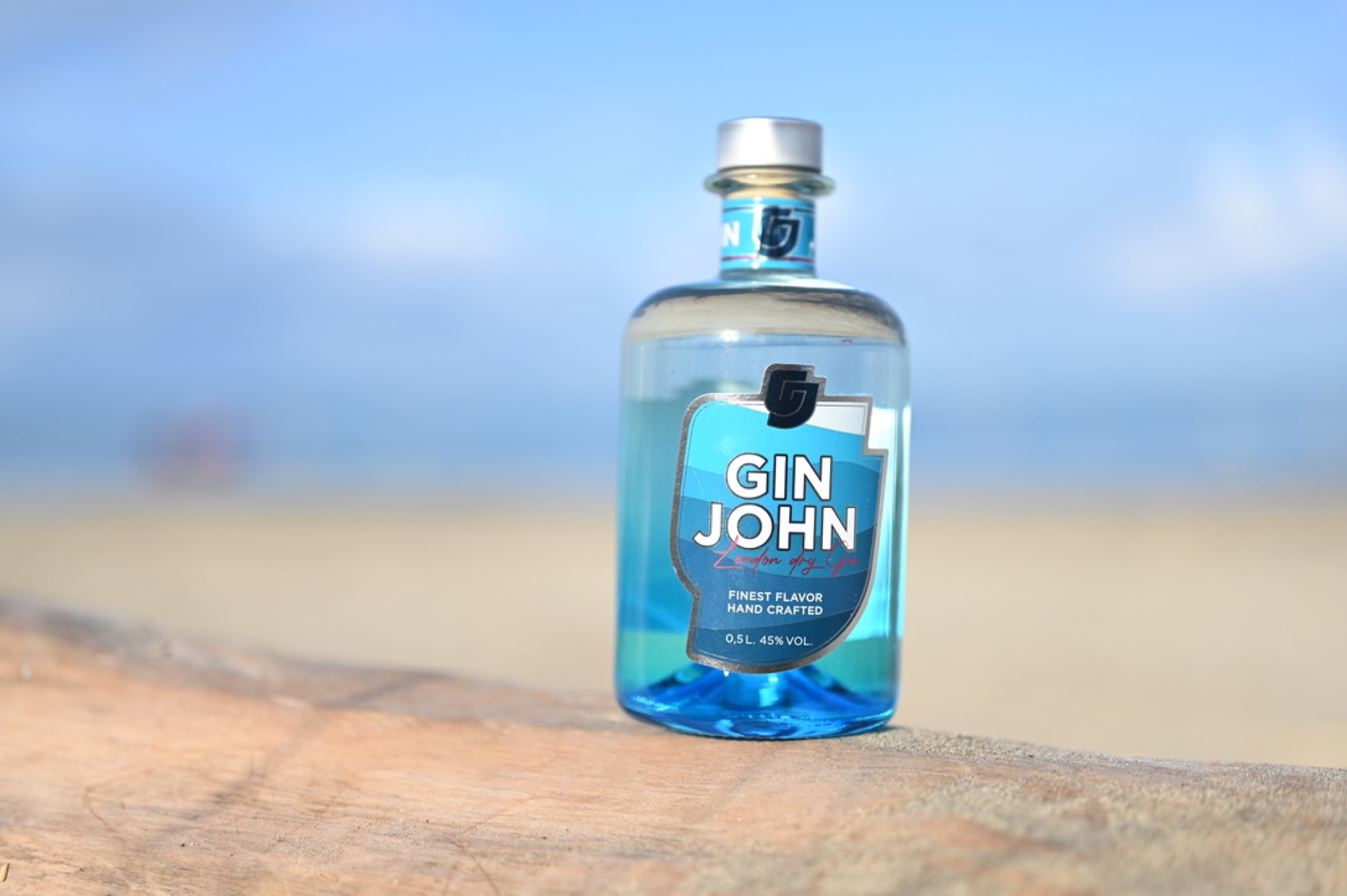 Gin John im Bach mit verschneitem Tannenwald