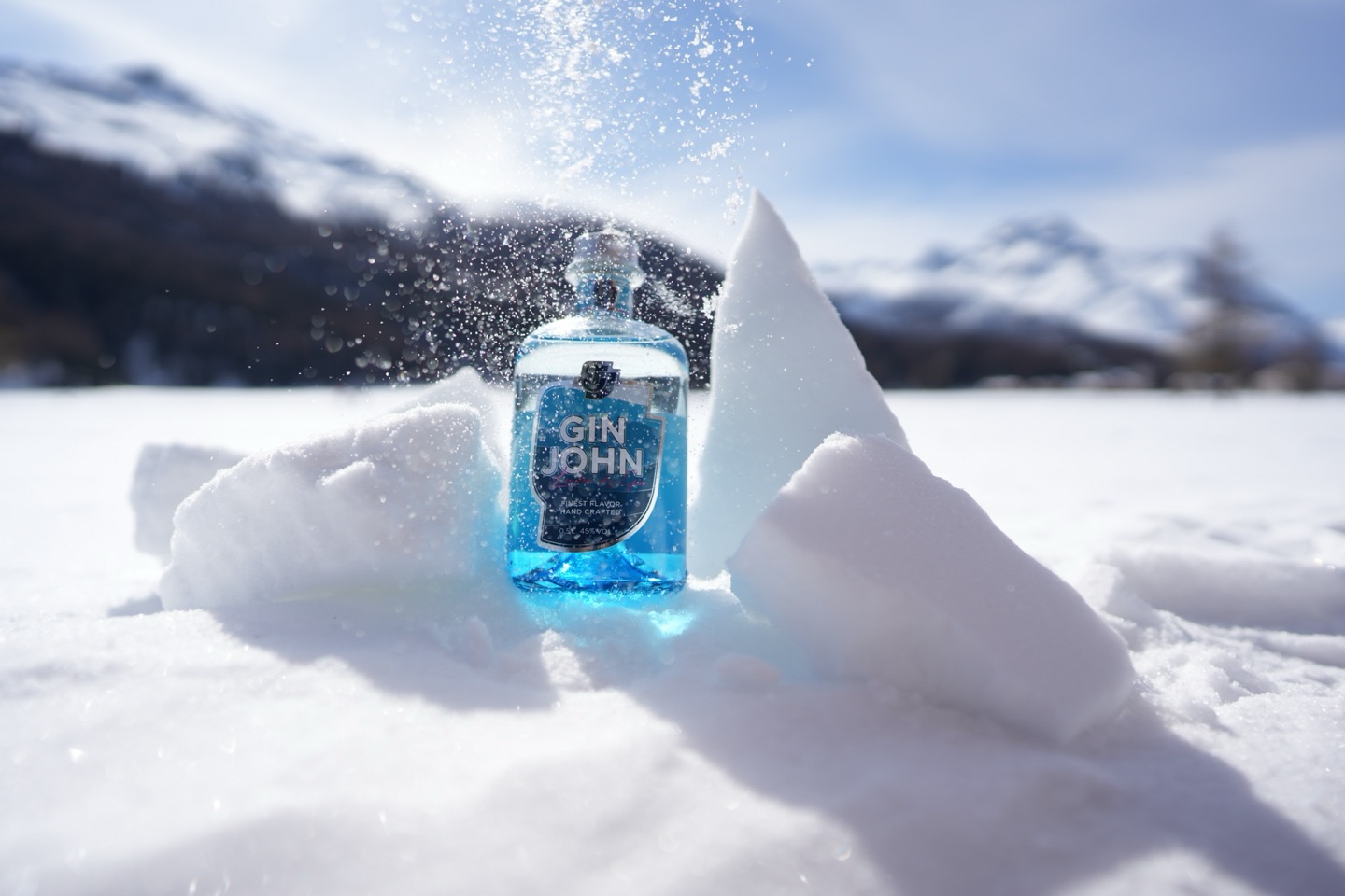 Gin John zwischen schneebedeckten Tannen