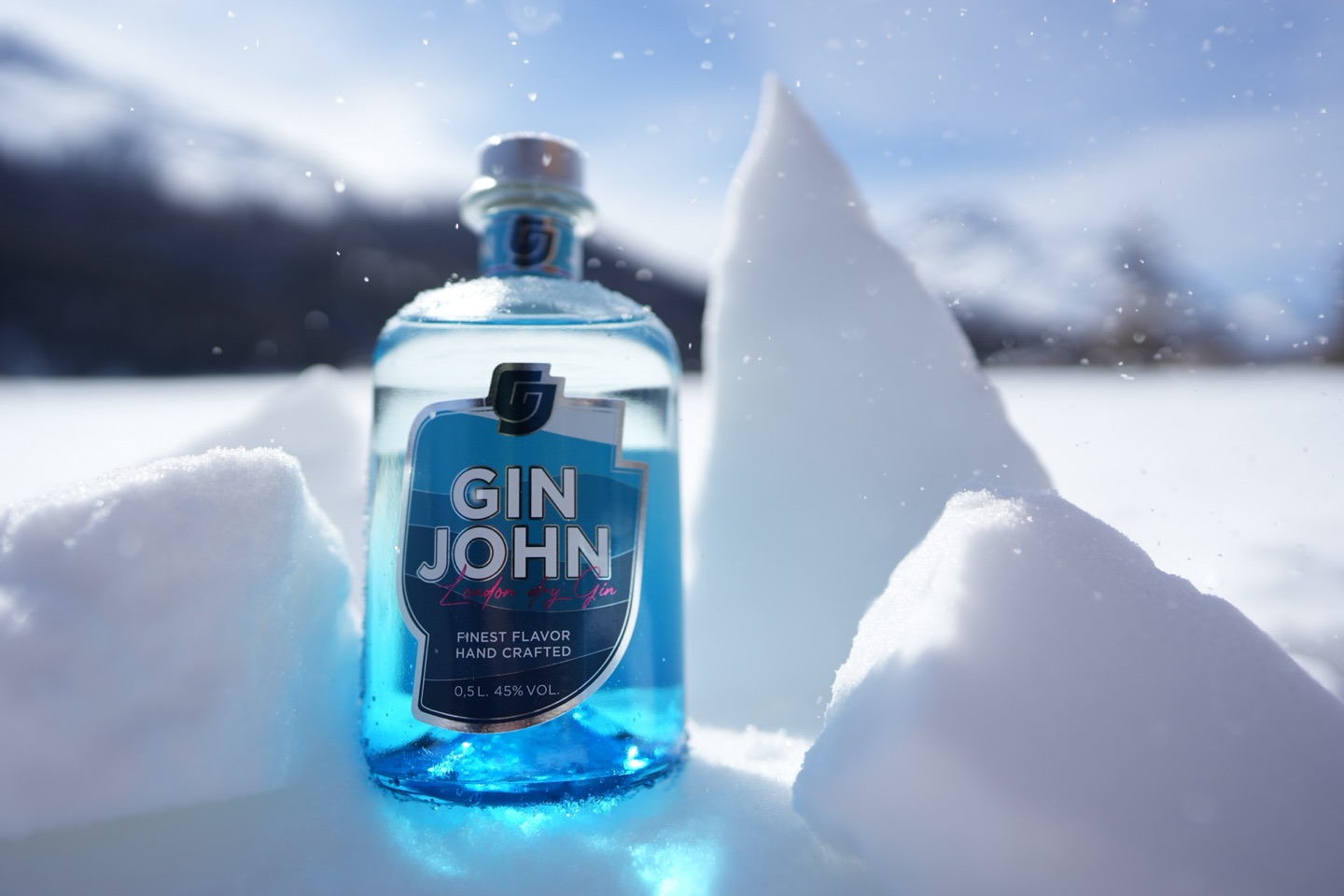Gin John zwischen Eisblöcken mit Bergen im Hintergrund