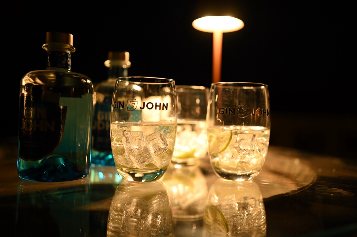 Zwei Gin Tonics in Gin John Gläsern bei Lampenlicht