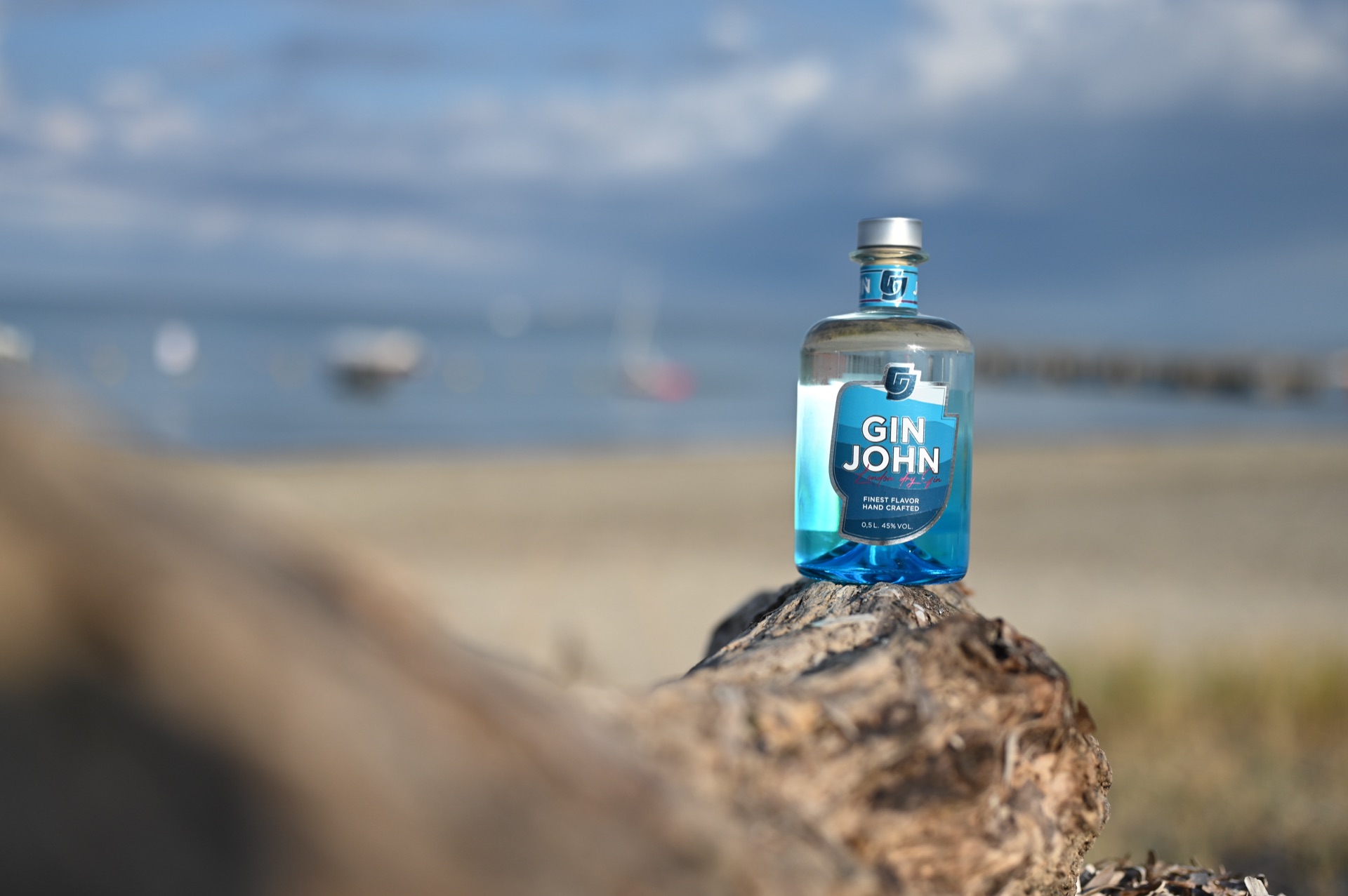 Mann mit mehreren Gin John Mini-Flaschen am Camping in Kroatien