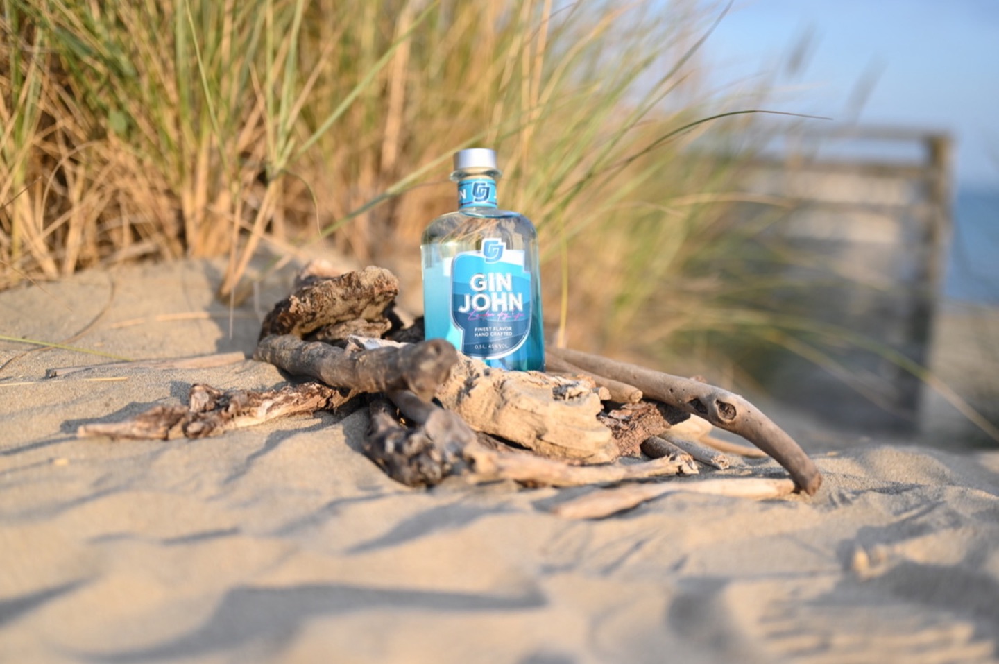 Gin John auf Treibholz am Strand