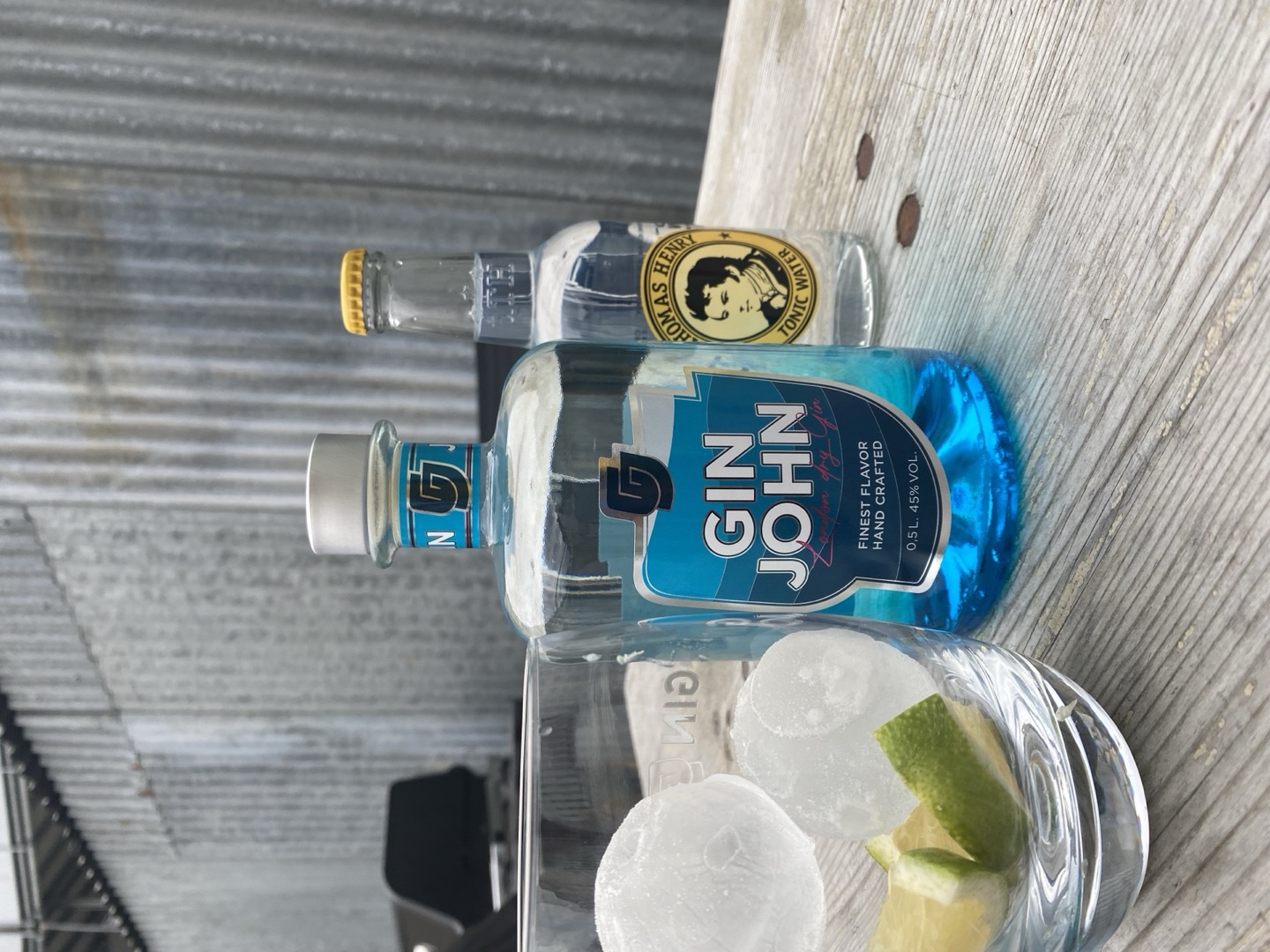 Gin John mit Tonic auf Holztisch